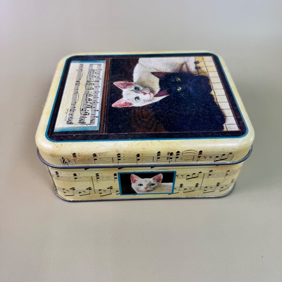 Vintage Cat Tin Box | Ebony & Ivory Music Theme | White Truffle Candy Tin 8 oz - Picture 4 of 6